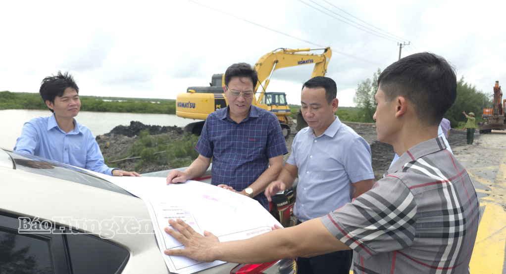 Đồng chí Trưởng ban Quản lý Khu kinh tế tỉnh Vũ Kim Cứ kiểm tra tiến độ một số dự án Sân Gôn Cồn Vành